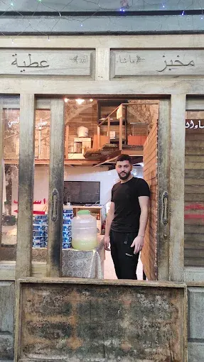 أحد العاملين عند باب المخبز